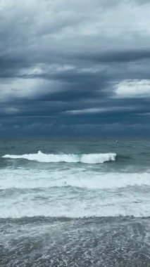 Deniz dikey videosunun gök mavisi