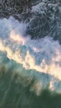 Deniz dikey videosunun gök mavisi