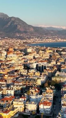 Yaz mevsimi gün batımı renklerinde