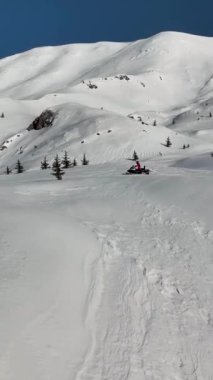 Dağlardan bir snowboardcu indi.
