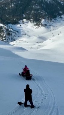 Dağlardan bir snowboardcu indi.