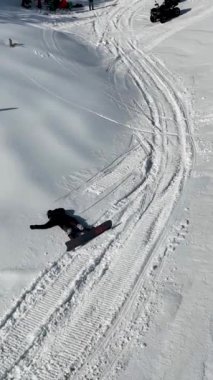 Dağlardan bir snowboardcu indi.