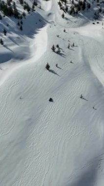 Dağların tepesinde kar arabası