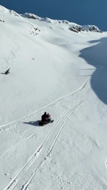 Motos Nieve Las Montañas — Vídeos de Stock