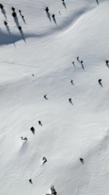 Dağlardan bir snowboardcu indi.