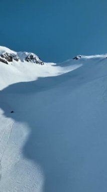 Dağlardan bir snowboardcu indi.