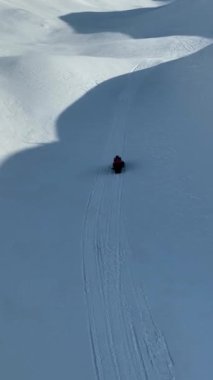 Dağlardan bir snowboardcu indi.