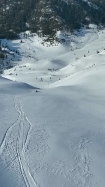 Dağlardan bir snowboardcu indi.