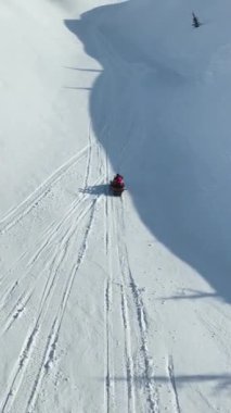 Dağlardan bir snowboardcu indi.