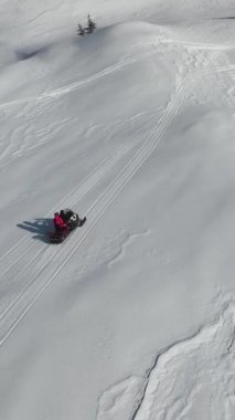 Dağlardan bir snowboardcu indi.