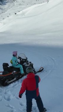 Dağların tepesinde kar arabası