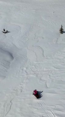 Dağlardan bir snowboardcu indi.