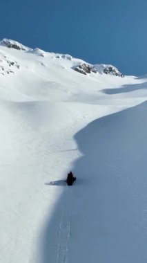 Dağlardan bir snowboardcu indi.