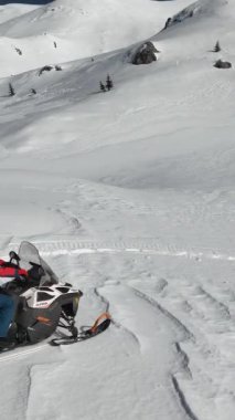 Dağlardan bir snowboardcu indi.