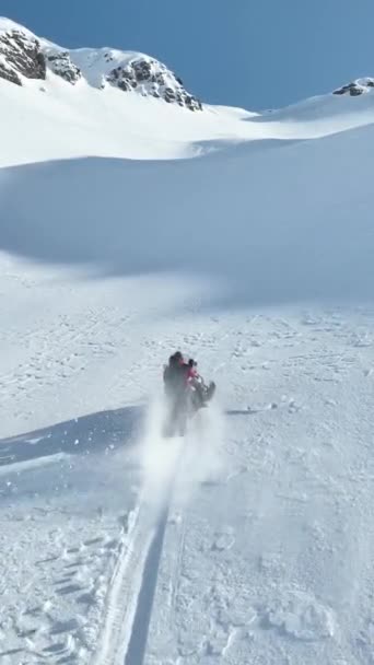 Neve Móvel Alto Das Montanhas — Vídeo de Stock