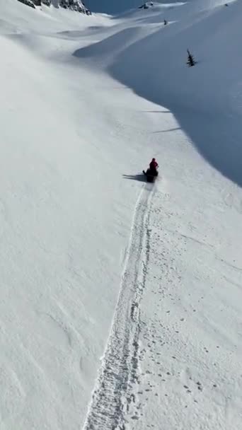 Snowboarder Desciende Las Montañas — Vídeo de stock