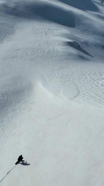 Сноубордист Спускается Гор — стоковое видео