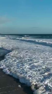 Deniz dikey videosunun gök mavisi