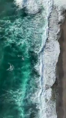 Deniz dikey videosunun gök mavisi