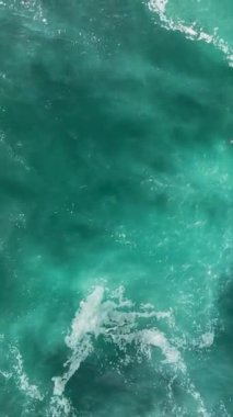 Deniz dikey videosunun gök mavisi