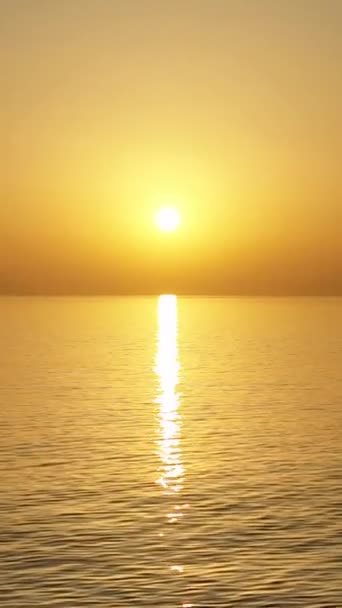 Denizin Üzerinde Mistik Gün Batımı — Stok video