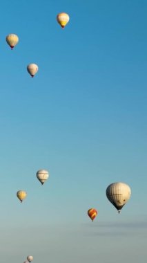 Sıcak hava balonları Kapadokya 'nın dağlık arazisinde uçuyor.