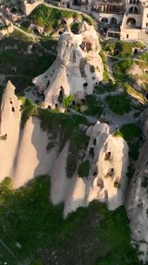 İnanılmaz bir manzara. Kapadokya Türkiye 'nin popüler bir turizm beldesi.
