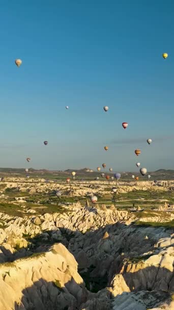 Horkovzdušné Balóny Přeletět Nad Hornatou Krajinou Cappadocia Příběhy — Stock video