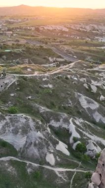 Hindi. İnsansız hava aracı inanılmaz kaya oluşumlarının üzerinde uçuyor. Muhteşem bir manzara..