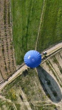 Sıcak hava balonları Kapadokya 'nın dağlık arazisinde uçuyor.