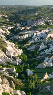 Hindi. İnsansız hava aracı inanılmaz kaya oluşumlarının üzerinde uçuyor. Muhteşem bir manzara.