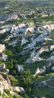 Hindi. İnsansız hava aracı inanılmaz kaya oluşumlarının üzerinde uçuyor. Muhteşem bir manzara.