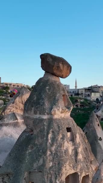 トルコだ ドローンは驚くべき岩の形成の上を飛ぶ 素晴らしい風景 — ストック動画