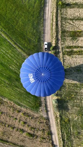 Heißluftballons Fliegen Über Die Bergige Landschaft Kappadokiens Geschichten — Stockvideo