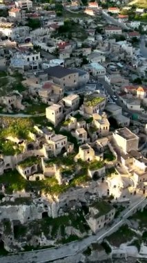 Hindi. İnsansız hava aracı inanılmaz kaya oluşumlarının üzerinde uçuyor. Muhteşem bir manzara..