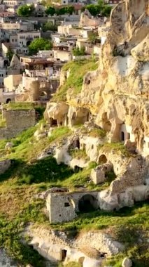 İnsansız hava aracı inanılmaz kaya oluşumlarının üzerinde uçuyor. Muhteşem bir manzara. Kapadokya Türkiye 'nin popüler bir turizm beldesi.
