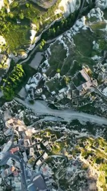 İnsansız hava aracı inanılmaz kaya oluşumlarının üzerinde uçuyor. Muhteşem bir manzara. Kapadokya Türkiye 'nin popüler bir turizm beldesi.