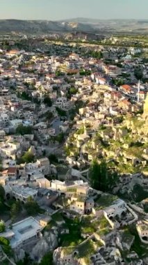 İnsansız hava aracı inanılmaz kaya oluşumlarının üzerinde uçuyor. Muhteşem bir manzara. Kapadokya Türkiye 'nin popüler bir turizm beldesi.