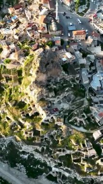 İnsansız hava aracı inanılmaz kaya oluşumlarının üzerinde uçuyor. Muhteşem bir manzara. Kapadokya Türkiye 'nin popüler bir turizm beldesi.