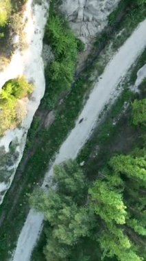 İnsansız hava aracı inanılmaz kaya oluşumlarının üzerinde uçuyor. Muhteşem bir manzara. Kapadokya Türkiye 'nin popüler bir turizm beldesi.
