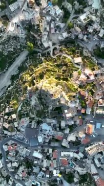 Hindi. İnsansız hava aracı inanılmaz kaya oluşumlarının üzerinde uçuyor. Muhteşem bir manzara..