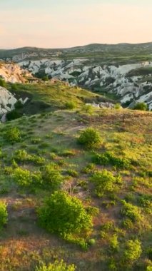 Hindi. İnsansız hava aracı inanılmaz kaya oluşumlarının üzerinde uçuyor. Muhteşem bir manzara..