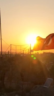 Hindi. İnsansız hava aracı inanılmaz kaya oluşumlarının üzerinde uçuyor. Muhteşem bir manzara..