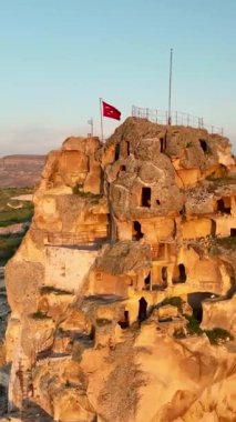 Hindi. İnsansız hava aracı inanılmaz kaya oluşumlarının üzerinde uçuyor. Muhteşem bir manzara..