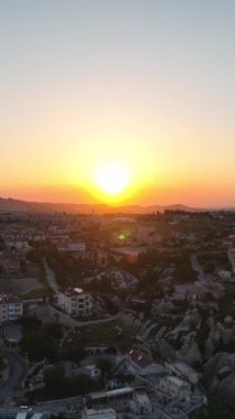 Hindi. İnsansız hava aracı inanılmaz kaya oluşumlarının üzerinde uçuyor. Muhteşem bir manzara..