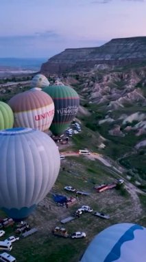 Sıcak hava balonları Kapadokya 'nın dağlık arazisinde uçuyor.