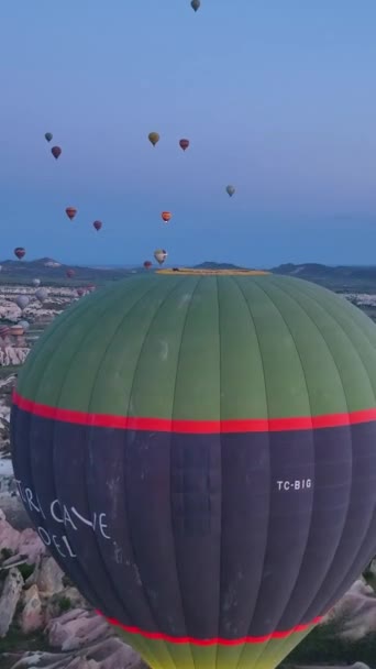 熱気球はカッパドキアの山岳地帯を飛行します — ストック動画