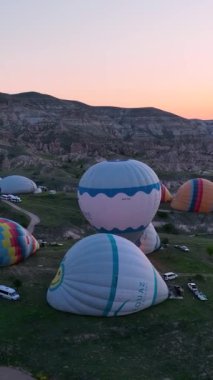Sıcak hava balonları Kapadokya 'nın dağlık arazisinde uçuyor.