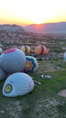 Sıcak hava balonları Kapadokya 'nın dağlık arazisinde uçuyor.