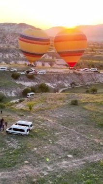 Hindi. İnsansız hava aracı inanılmaz kaya oluşumlarının üzerinde uçuyor. Muhteşem bir manzara.